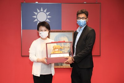 盧市長頒獎給公老坪社區