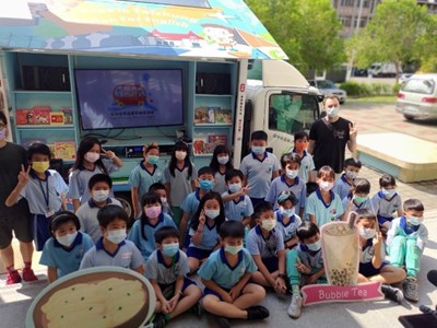 會移動的英語教室！ 中市英語傳愛專車巡迴校園