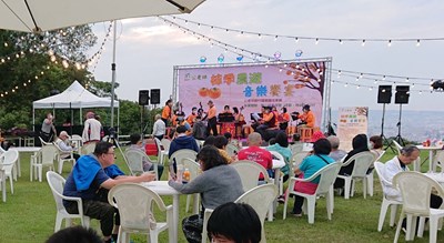 秋收季節到，台中市政府農業局輔導豐原區公老坪社區昨、今（31）兩日在公老坪舉辦「柿