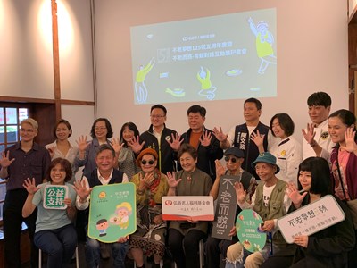 中市推「青銀共享」  96歲高年級生體驗潮流街拍