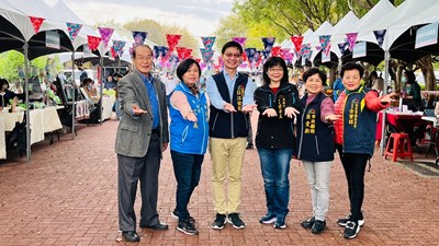 中市府客委會江主委、東勢區長、市政顧問及議員助理等來賓歡迎大家來客庄特色假日市集