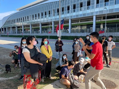 中捷運旅客紛紛駐足觀賞-感到相當新奇