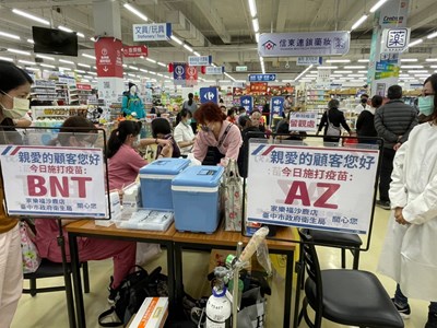 中市百貨、賣場今開打新冠疫苗  接種人潮湧現