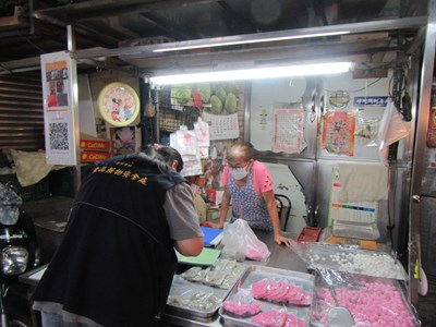 台中市食品藥物安全處為確保市民食品安全，針對民眾常採買的生鮮超市、傳統市場、餐飲場所、大賣場等地點，抽驗。