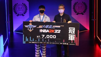 運動局長李昱叡代表盧秀燕市長出席，同時頒發《NBA 2K22》決賽冠軍得主