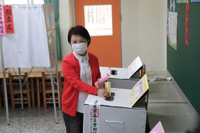 四大公投今登場 盧市長赴健行國小投下神聖一票