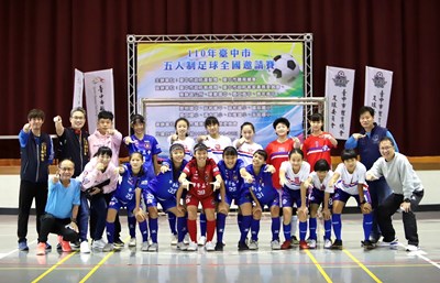 運動局李局長為選手加油打氣並和參與賽事選手合照