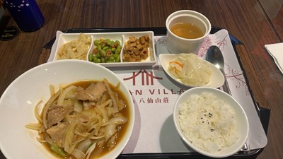 旅程中選擇綠色餐廳，提供惜食點餐、在地飲食