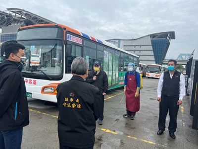 令狐副市長今（29）日前往高鐵台中站區內視察客運業者場站、計程車排班區及捷運高鐵台中站防疫措施