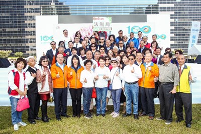 配照_盧秀燕市長與中市各區調解委員會主席合影