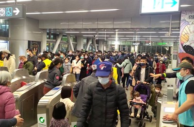 因應捷運文心森林公園站湧現大量人潮，台中捷運啟動管制措施。