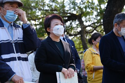 盧市長共同為二二八受難者與家屬祝禱