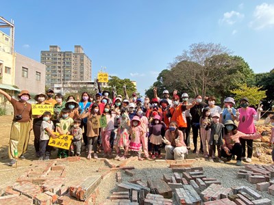 回憶始於足下 台中荔枝老樹公園老舊圍牆變身地坪鋪面