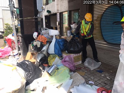 黃金店面騎樓雜物囤積 中市環保局開罰並加強清除