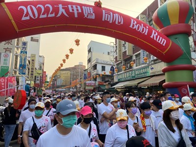 鳴槍後跑者陸續起跑