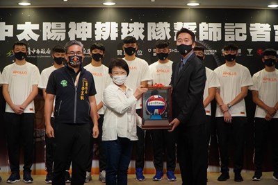 去年例行賽返回台中主場，市長盧秀燕到場為球隊助陣