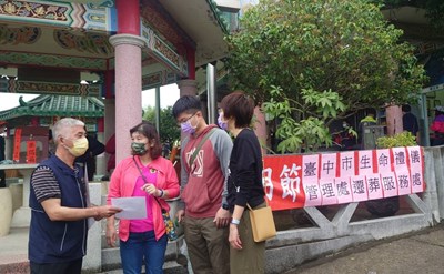 生管處於北屯第28公墓墓區設立服務台，服務民眾申請遷葬文件所需資料
