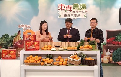 農業局副局長蔡勇勝今（28）日特別北上東森購物台，與購物專家怡君一同拍攝直播節目