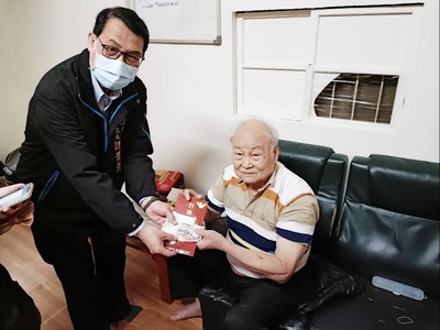 太平區長到宅關心長者接種情形，並頒發加碼獎勵禮卷及現金共1000元