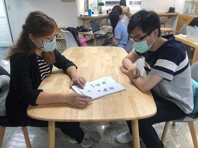 諮詢師與青少年一對一面對面諮詢，說明診斷測驗結果