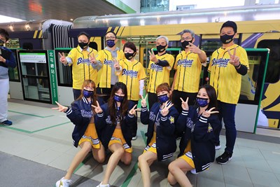 中信兄弟彩繪列車今啟航 盧市長：搭乘中捷 中信告捷