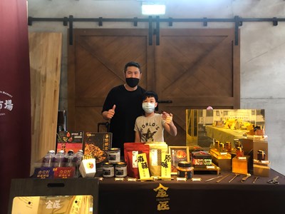勞工局輔導之創業青年鄭家全於第四市場展售醬料品牌