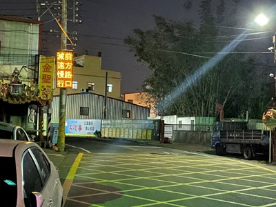 交通局於光源不足或濃霧路段新增發光標誌