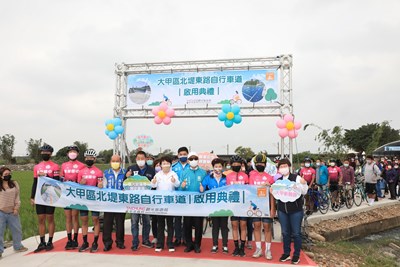 稻田中的自行車道！ 盧市長宣布大甲北堤東路自行車道啟用