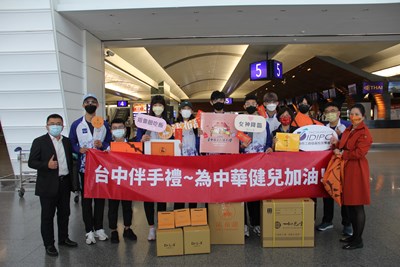 中華跆拳選手備戰巴黎奧運 台中伴手禮業者贈禮祝奪佳績