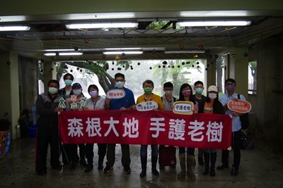 愛護樹木從「根」做起 公私協力為后里馬場樹木施肥