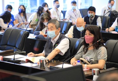 市府由副市長黃國榮率各局處機關首長與會,與多位市議員針對專案報告、市政府提案及議案審查日程進行討論