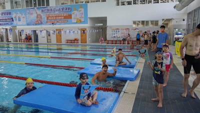 水上運動-浮板爭先賽，兼具體能與益智