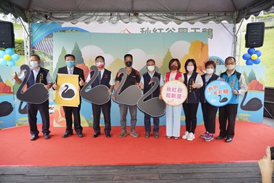 中市秋紅谷迎來黑天鵝   增添公園生命力