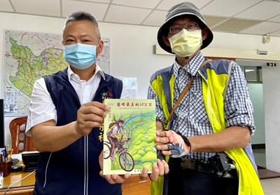霧峰區長陳宗祈(左)邀請撰寫「霧峰最美的18公里」旅遊手冊的陳永進,擔任霧峰觀光大