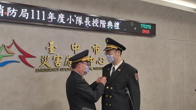 曾局長於局務會報中親自為同仁配掛階級章