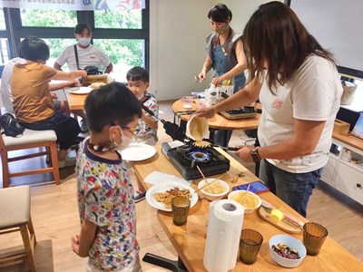 手作蛋料理認識友善飼養！ 中市動保處盼供蛋雞舒適好環境