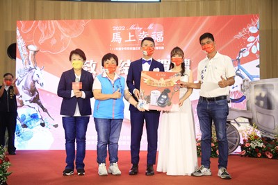 市長盧秀燕以主婚人身分出席，帶領新人宣讀結婚宣言