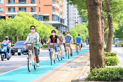 騎乘新上路的電輔車與YouBike，跟著台中市西屯區公所的手繪旅行地圖走訪，環保又能休閒