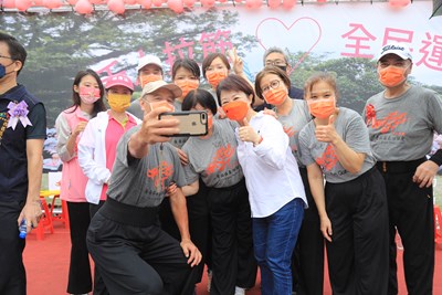 盧市長和熱情的高年級生合照