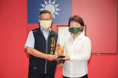 今(6)日由建設局長陳大田在市政會議上向盧市長獻上「2022智慧城市創新應用獎」獎座