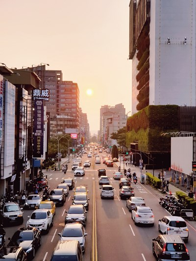 欣賞懸日美景 中市府籲落實防疫並注意安全