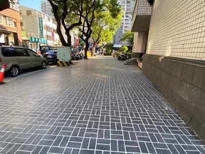 黎明路二段(永春東路至五權西路)人行道改善完工