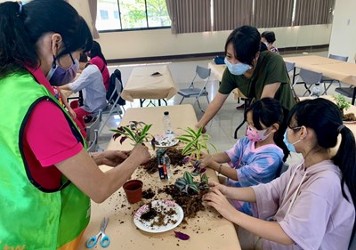 臺中市愛心食物銀行大里店今(24)日在食物銀行發放日,舉辦「植在你手˙伴我久久」活動
