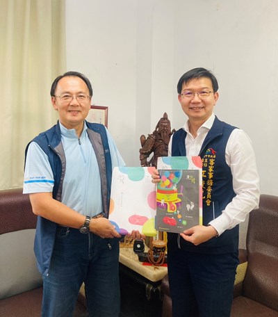 客委會主委江俊龍致贈聽看臺中客刊物予日南國中鄭清埄校長