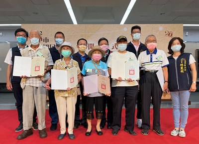 文化局副局長施純福(後排左4)今日代表市長盧秀燕致贈感謝狀予90歲以上參展長者