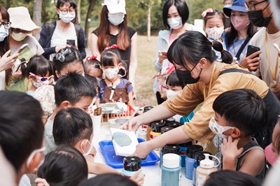 小手藝術創辦人陳宜文帶領親子在綠意中體驗流動畫