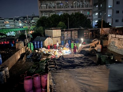 證件誤丟垃圾車好焦急 南屯區清潔隊暖心助民、暗夜尋回-1