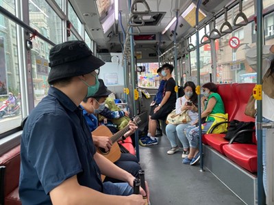 樂手於車內進行不插電演奏行動音樂會，旅客甚至還可點歌與樂手互動