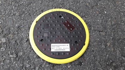 台中市停車格位出現黑色圓圈引好奇？答案揭曉是交通局建置的地磁，提供路邊停車格位即時資訊，停車變聰明。