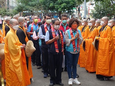 吳局長參加佛光山三壇大戒行脚托缽祈福起香儀式